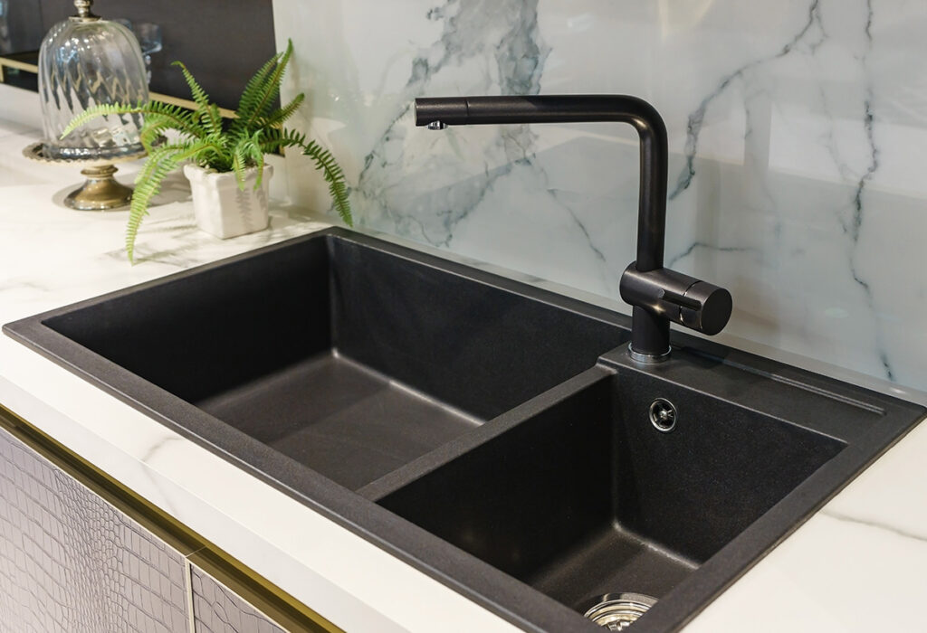 Comment nettoyer son évier noir ?